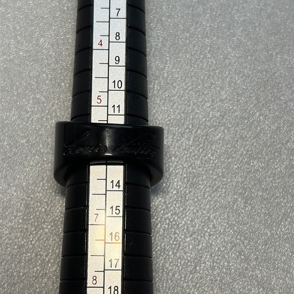 Louis Vuitton lock me out ring. Black and silver - Picture 4 of 4